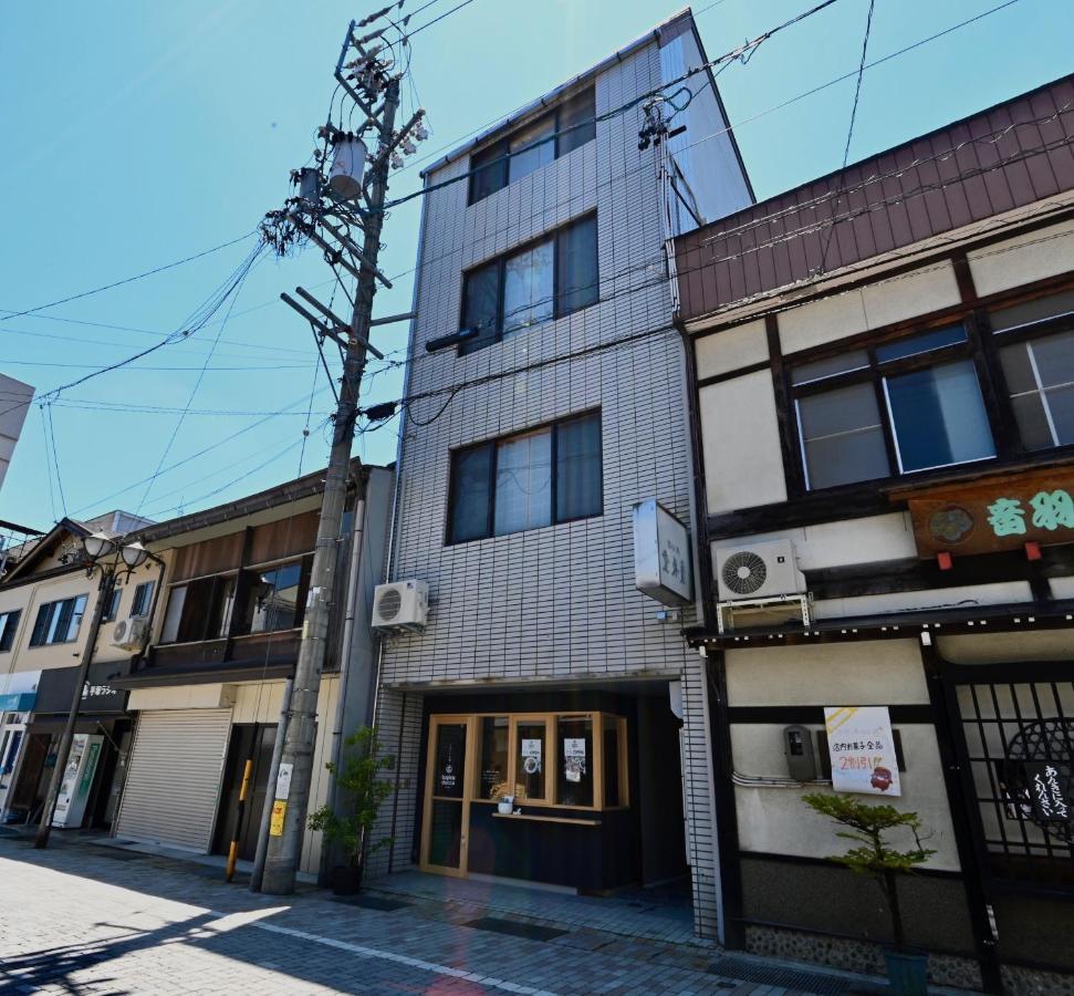 Manabi-Stay Takayama Sakura 提携駐車場利用可 古い町並みまで徒歩1分 最大9名宿泊可能な一等地で人工温泉を楽しむ ภายนอก รูปภาพ